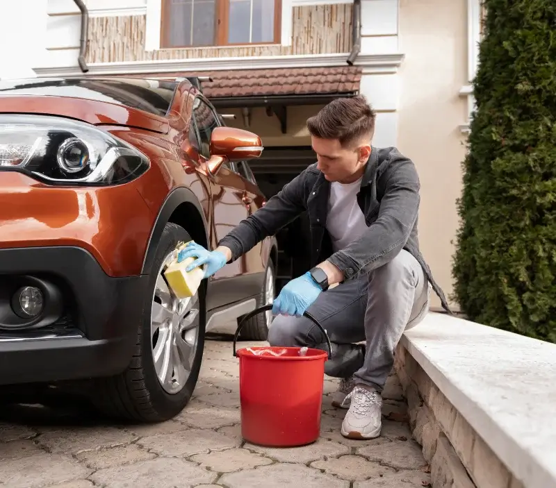 Lavage auto à domicile Rouillé : professionnel intervenant sur un véhicule